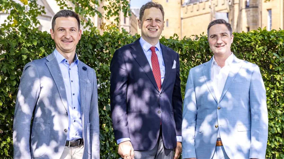 Zu Gast auf der Burg Hohenzollern von links: Bisingens Bürgermeister Roman Waizenegger, Georg Friedrich Prinz von Preußen und Bisingens erster Bürgermeister-Stellvertreter Johannes Ertelt.