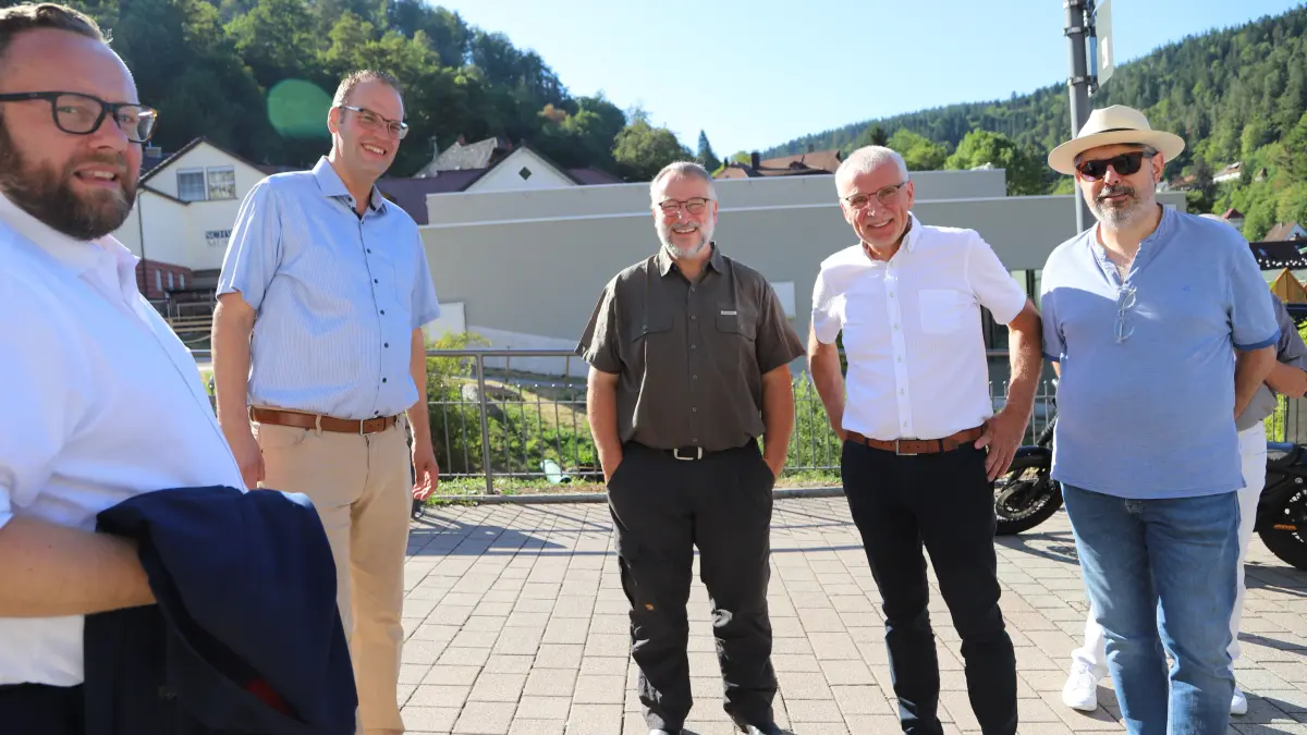 Rundgang durchs „Städtle“ mit Bürgermeister Sven Ketterer, dem Landtagsabgeordneten Andreas Braun, Gremmelsbachs Ortsvorsteher Helmut Finkbeiner, Bürgermeister-Stellvertreter Reinhard Storz und CDU-Stadtrat Georg Wiengarn