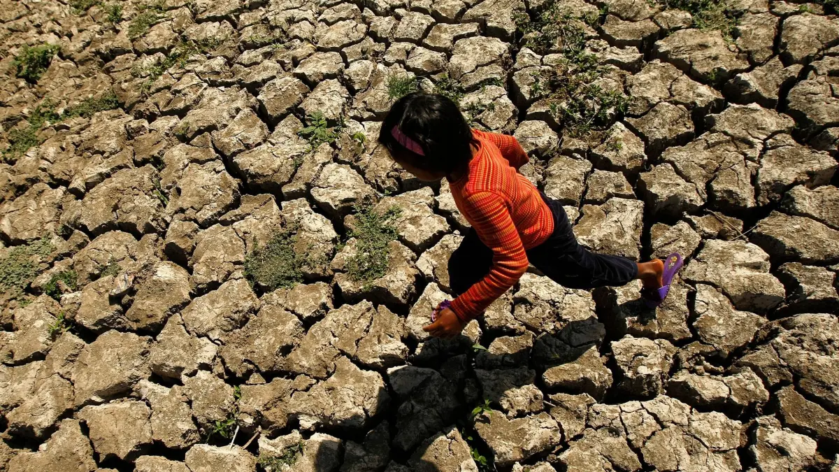 Wetterphänomen El Nino: ARCHIV - 19.03.2010, Philippinen, Molino: Ein philippinisches Kind läuft in der Provinz Cavite auf den Philippinen in einem ausgetrockneten Bewässerungskanal spazieren, der durch das Wetterphänomen El Niño ausgetrocknet war. (zu dpa: «Vereinte Nationen: El Niño heizt Herbst an») Foto: Francis R. Malasig/EPA/dpa +++ dpa-Bildfunk +++
