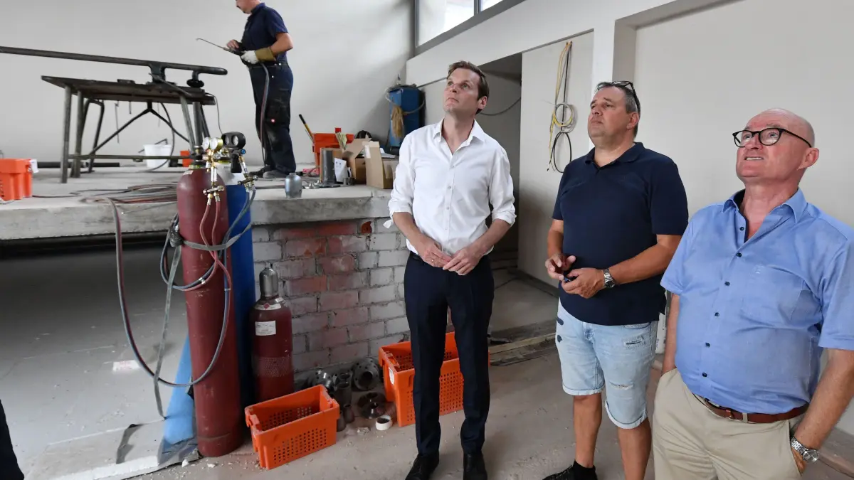 Mahlbergs Bürgermeister Dietmar Benz (von rechts) und Orschweiers Ortsvorsteher Bernd Dosch führten den CDU-Bundestagsabgeordneten Yannick Bury durch die Baustelle.