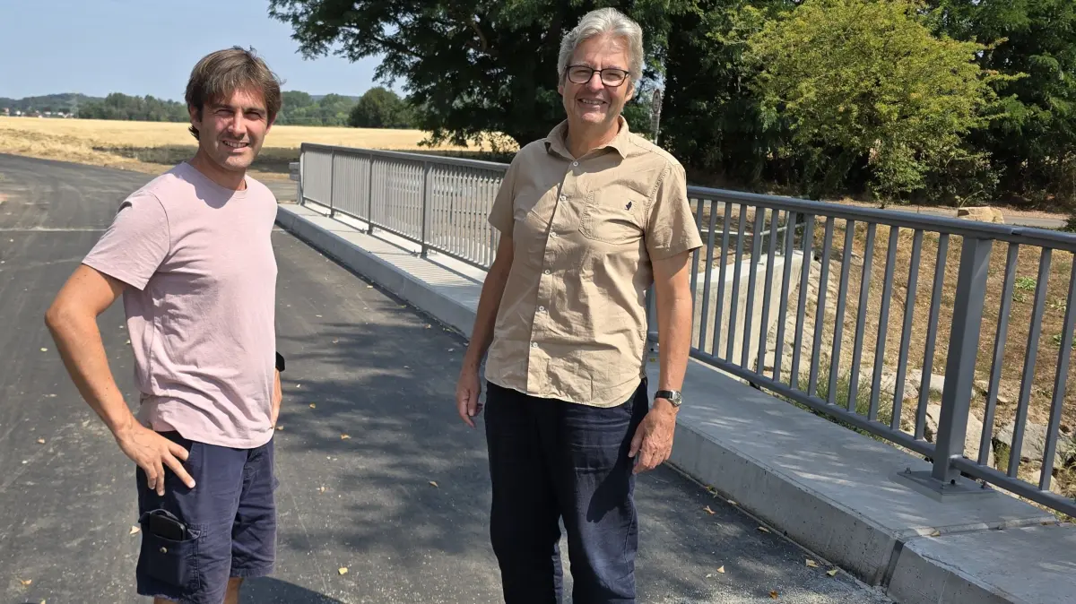 Weils Bürgermeister Lorenz Wehrle (rechts) und Guillaume Car von der Verkehr- und Tiefbauabteilung freuen sich über die Fertigstellung der sanierten Kanderbrücke in Märkt.