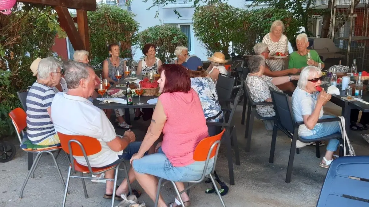Gelungene Premiere: Rund 80 Gäste kamen zur ersten Freitagsbar für alle der "Villa Henry" ins Rotkreuzhaus Kandern.