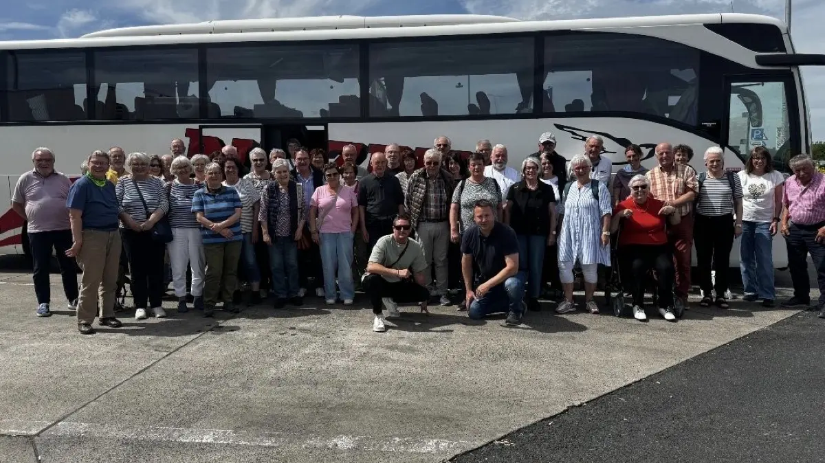 Die Reisegesellschaft vor dem Bus