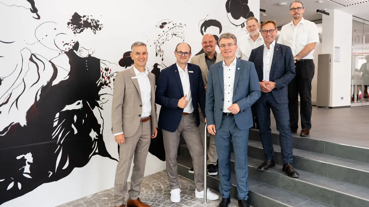 Die Vorstände Carlo Carosi und Sebastian Lebek (von links) feierten gemeinsam mit Bürgermeister Armin Hansmann, Landrat Thorsten Erny, Pfarrer Klaus Klinger, Bürgermeister Sven Müller und Pfarrer Christian Meyer die Eröffnung der sanierten Hauptstelle der Sparkasse Kinzigtal in Haslach.