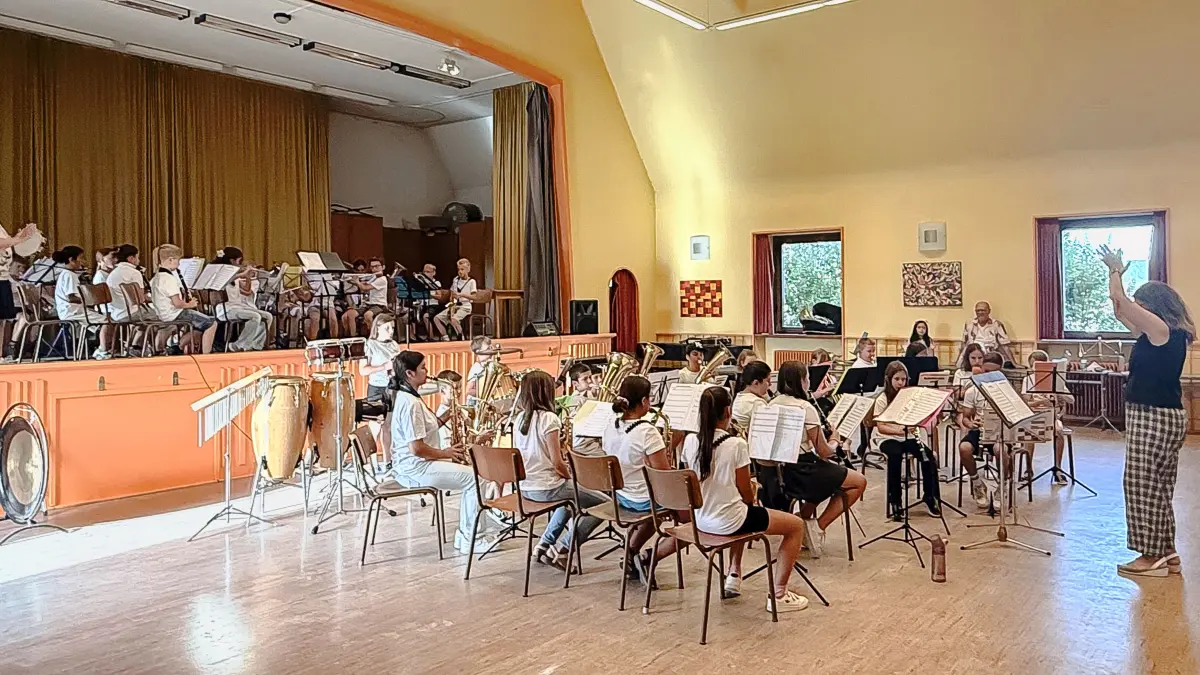 Das von beiden Bläserklassen-Orchestern gespielte Stück erfüllt die voll besetzte Aula der Scheffelschule mit einem besonders voluminösen Klangerlebnis. Es zeigt eindrucksvoll, wie viel Spaß gemeinsames Musizieren machen kann.