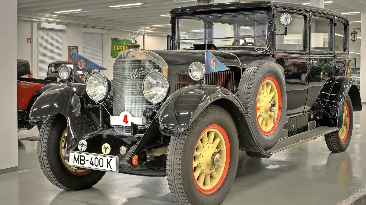In aller Pracht und Herrlichkeit steht heute dieser ehemalige „Mannschaftswagen“ der Bad Dürrheimer Feuerwehr in der Autosammlung Steim in Schramberg. Er ist wieder in den Zustand versetzt worden, wie ihn das Fürstlich-Fürstenbergische Adelshaus in Donaueschingen benutzt hat. 1960 hatte das Autohaus Hohner den reparaturbedürftigen Wagen für 300 DM der Feuerwehr abgekauft.