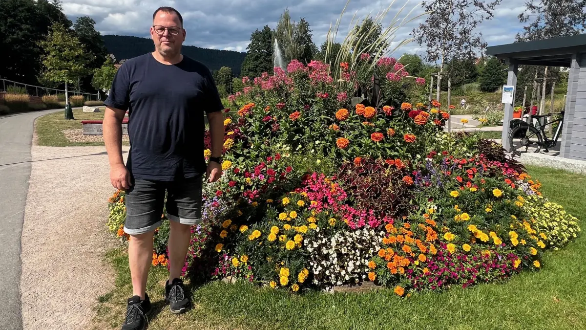 Gemeindegärtner Niko Züfle hat die Blütenpracht im Blick und weiß, was diese für einen Mehrwert für das Image der Tourismusgemeinde Baiersbronn hat.