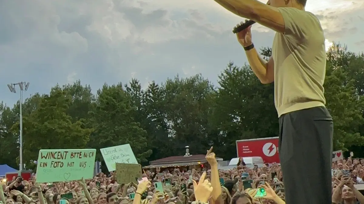 Wincent Weiss genießt den Sommersound VS sichtlich – und auch die Abendsonne strahlt mit.