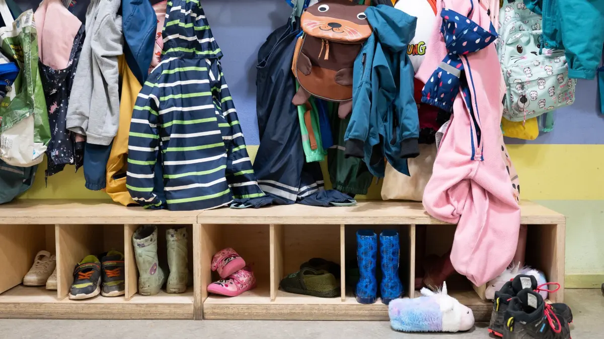 Kindergarten: ARCHIV - 25.09.2025, Sachsen, Dresden: Jacken und Schuhe in der Garderobe einer Kita. (zu dpa: «Rund 10 Millionen vom Bund jährlich für Thüringer Kitas») Foto: Sebastian Kahnert/dpa +++ dpa-Bildfunk +++