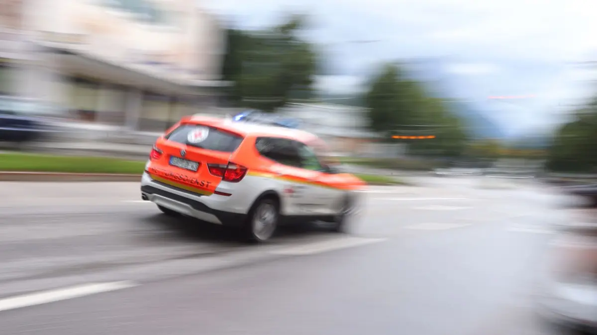 Notarzt - Symbolbild: ARCHIV - 24.06.2022, Bayern, Garmisch-Partenkirchen: Ein Notarzt des Rettungsdienstes fährt durch die Innenstadt (Unschärfe durch Langzeitbelichtung). (zu dpa: «Autofahrer stirbt bei Unfall im Landkreis Calw») Foto: Karl-Josef Hildenbrand/dpa +++ dpa-Bildfunk +++