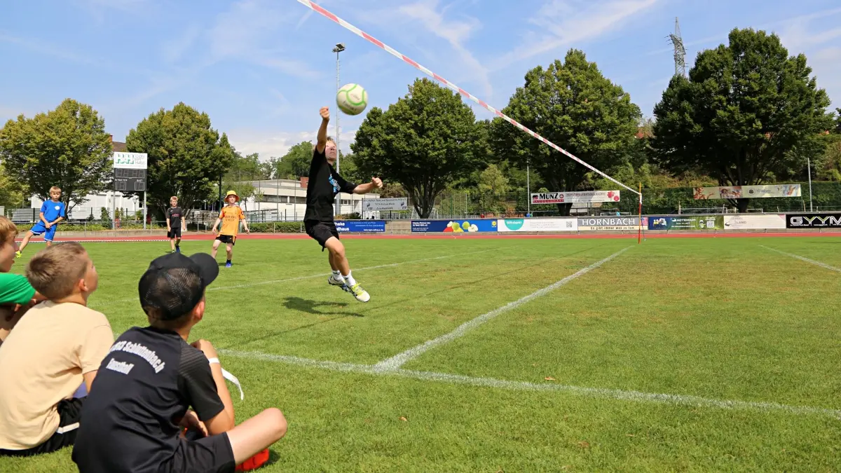 Voller Einsatz des Nachwuches beim Faustballturnier-Sommercamp des TV Weil