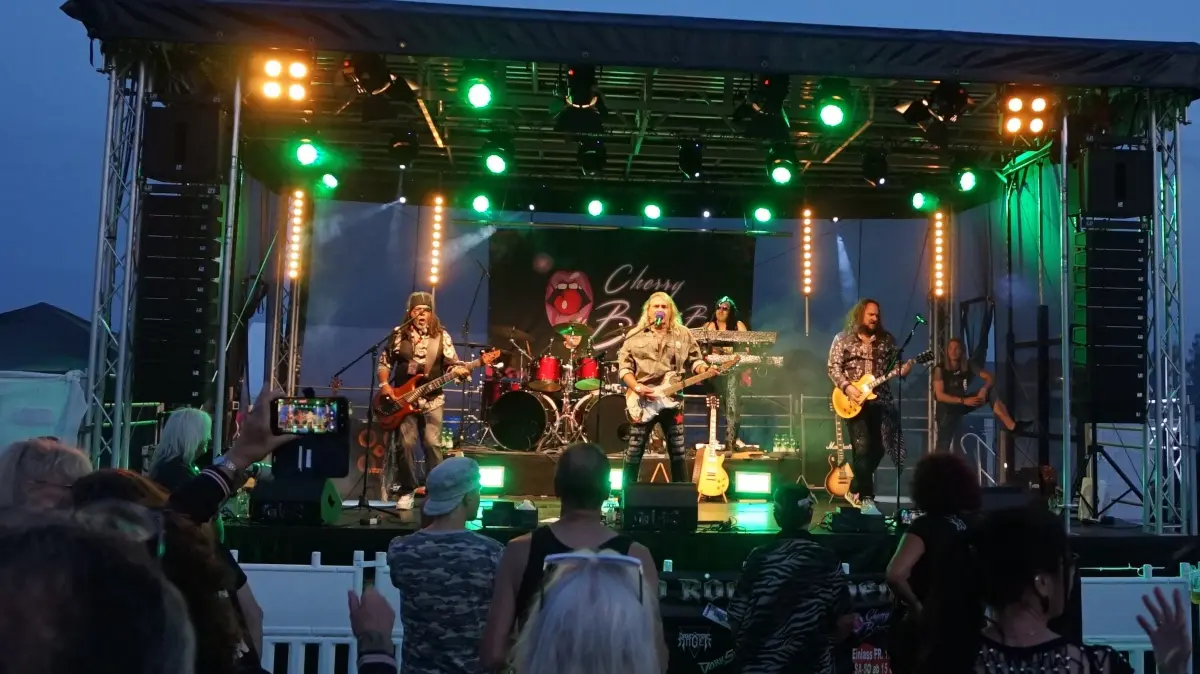 Cherry Bomb überraschte mit einem eigens für Rockin' Memories geschriebenen Stück