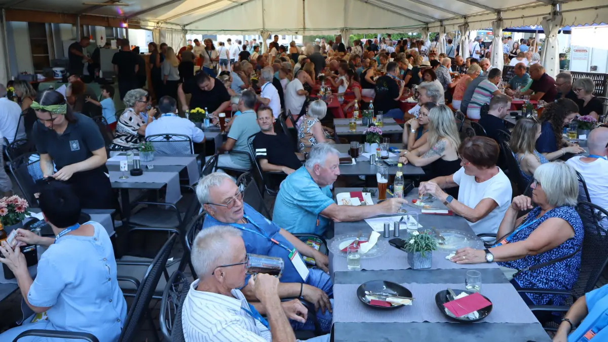Die Bands heizten dem Publikum ordentlich - das es dank kuschliger Enge bei Sommertemperaturen freilich auch so schon ordentlich warm hatte.