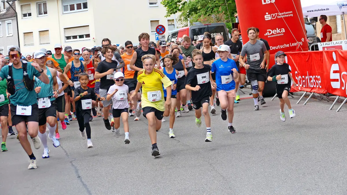 Um 16 Uhr erklingt der Startschuss: Über 1000 Läufer starten. 1,1 Kilometer lang ist eine Runde, die durch die Innenstadt führt.