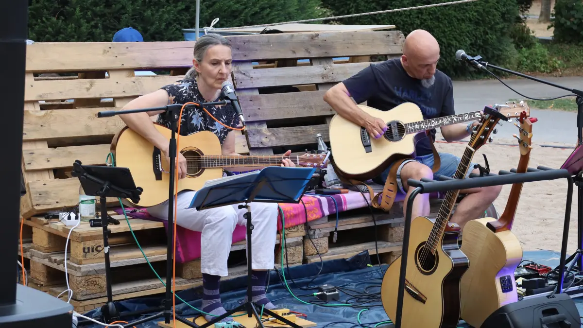 Gabriele Réti und Stefan Baron spielen Rockballaden.