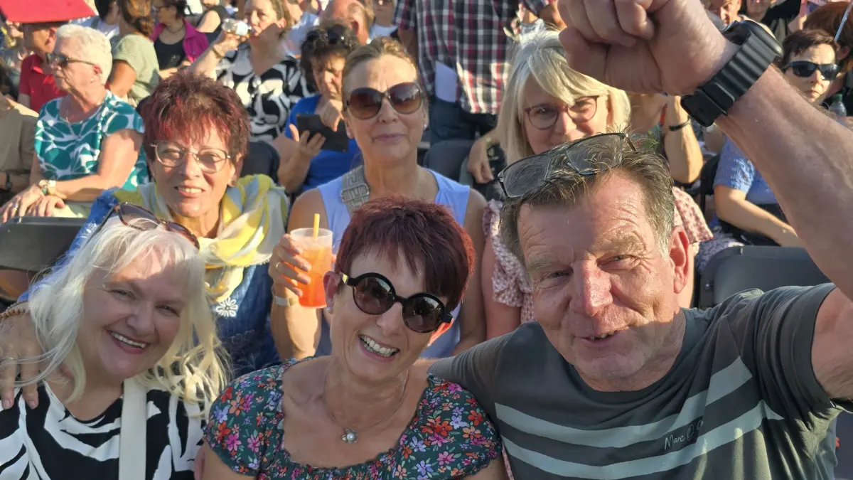 Sie haben sich schon mittags mit Howie-Songs eingestimmt: Die Freundesgruppe mit Andrea Hackenjos, Andrea und Thomas Längin (vorne von links) und Helga Eberspächer, Andrea Anselment und Manuela Blum (hinten von links).