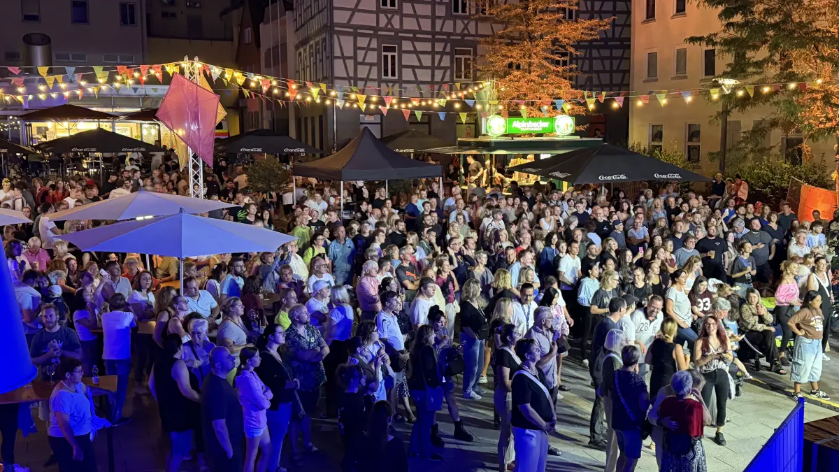 Proppevoll war der Bürgertrumplatz beim Albstädter Band-Sommer. Die Besucher erfreuten sich an der tollen Musik.