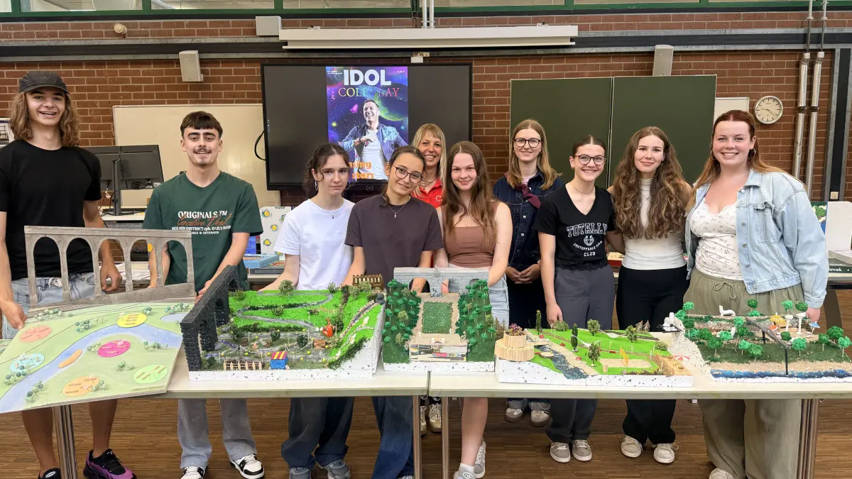 Schüler des Technischen Gymnasiums haben verschiedene Modelle für Aufenthaltsbereiche auf der Landesgartenschau entworfen.
