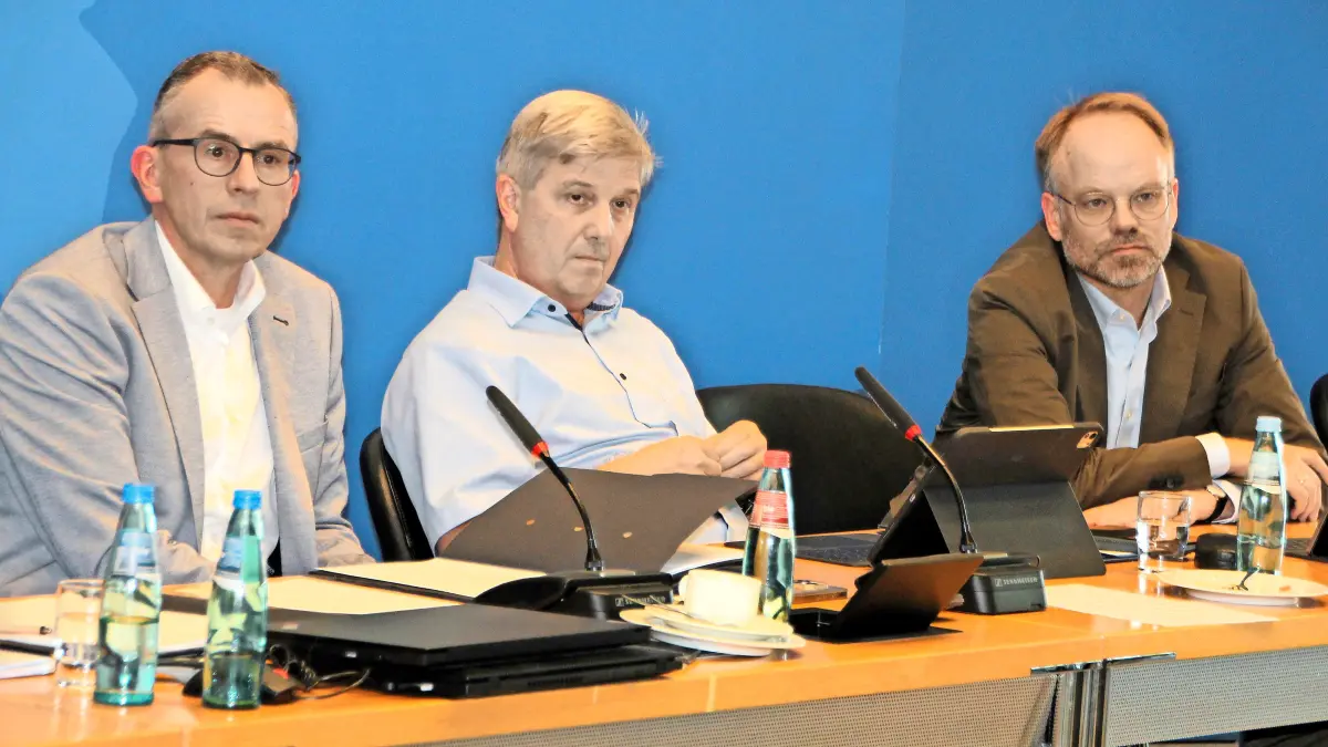 Sven Hinterseh wurde als Verbandsvorsitzender des Zweckverbandes Verkehrsverbund Schwarzwald-Baar-Heuberg gewählt. Stefan Bär und Christoph Keckeisen sind seine Stellvertreter (von links).