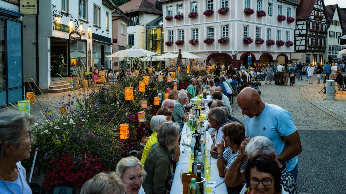 Bei bestem Sommerwetter feierte Nagold in den Abendstunden seine Markttafel.