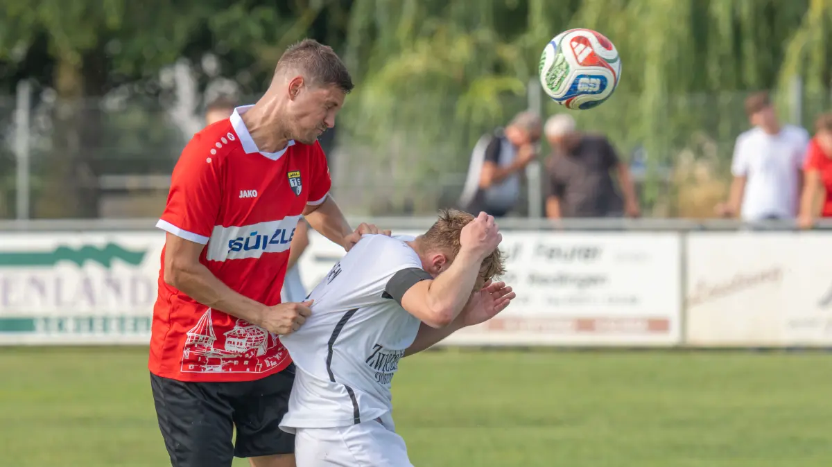 TSV Riedlingen gegen TSG Balingen im Verbands Pokal: Marvin Jaeger (TSG Balingen Fussball), links. klaert gegen Dennis Altergot (TSV Riedlingen)
TSV Riedlingen gegen TSG Balingen Fussball, Verbands Pokal, Saison 2026 2027. Riedlingen, Baden Wuerttemberg, Deutschland, 01.08.2026. Fussball. Editorial use only. Foto: Eibner Pressefoto / Eky Eibner