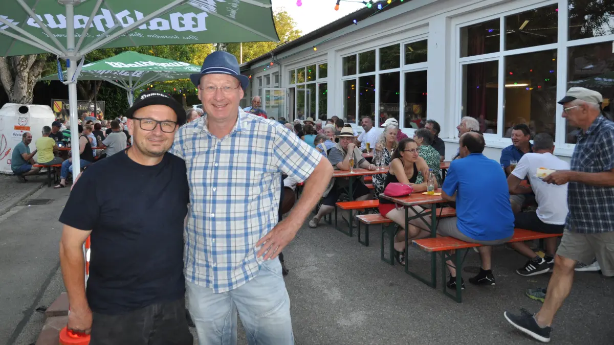 Freuen sich über das Wiedersehen beim Sommernachtshock der Feuerwehrabteilung Blansingen: Abteilungskommandant Markus Geugelin (links) und Jürgen Bruns aus Wanhöden. Die Wehren pflegen eine 45-jährige Partnerschaft.