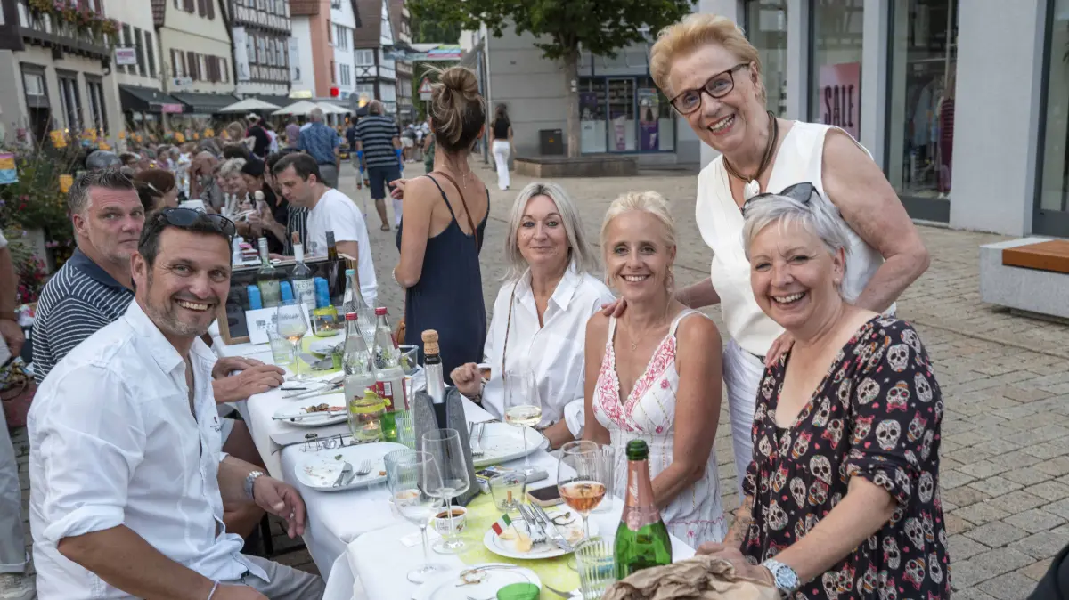 Bei bestem Sommerwetter feierte Nagold in den Abendstunden seine Markttafel.