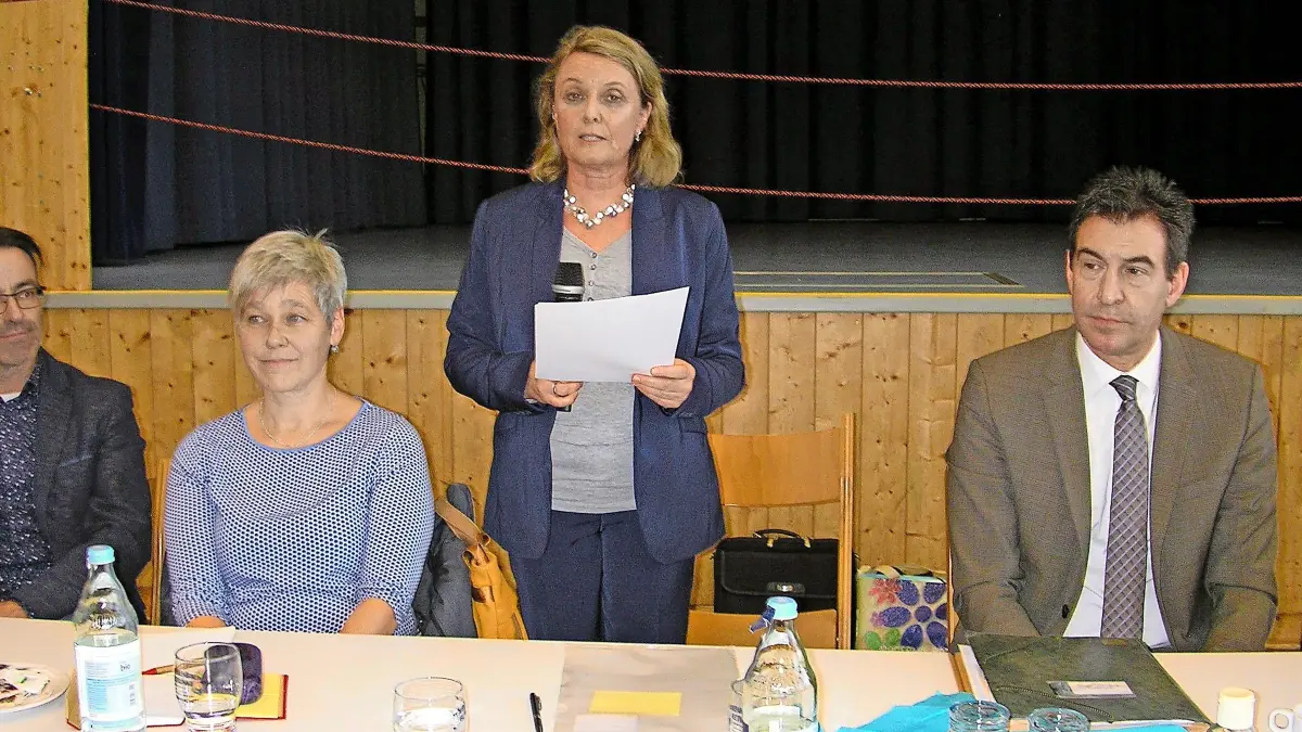 Es ist die erste 1. Gmond unter der Leitung der neuen Wolterdinger Ortsvorsteherin Angela Giesin, bei der auch OB Erik Pauly zugegen war. Die Ortsvorsteherin bedauert den Rücktritt von Armin Maier.