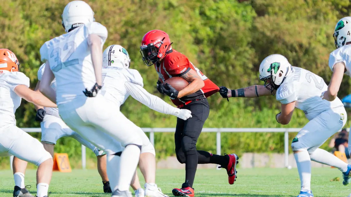 AFC Kuchen Mammuts vs. Albstadt Alligators, American Football, Bezirksliga Baden-Wuerttemberg, Saison 2026, 01.08.2026: Oliver Dinges (AFC Kuchen Mammuts, #86) und Moritz Erich Pfueller (Albstadt Alligators, #25),
AFC Kuchen Mammuts vs. Albstadt Alligators, American Football, Bezirksliga Baden-Wuerttemberg, Saison 2026, 01.08.2026,
Foto: Eibner-Pressefoto/Max Vogel