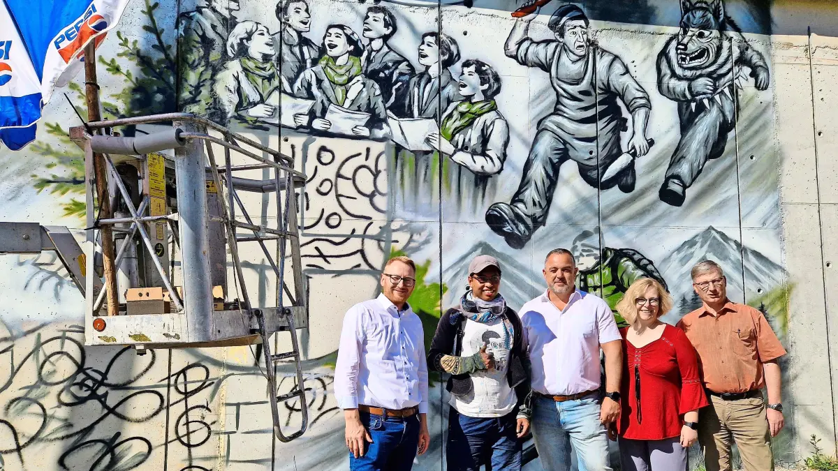 Stadt- und Ortsverwaltung zeigen sich sehr zufrieden mit dem entstehenden Kunstwerk an der Stützmauer in Nordhalden (von links): Ortsvorsteher Dirk Steuer, Künstler Rafael Reyes Rivera, Bürgermeister Markus Keller, Ortschafts- und Gemeinderätin Anke Lengsfeld sowie Ortschaftsrat Rainer Happle.
