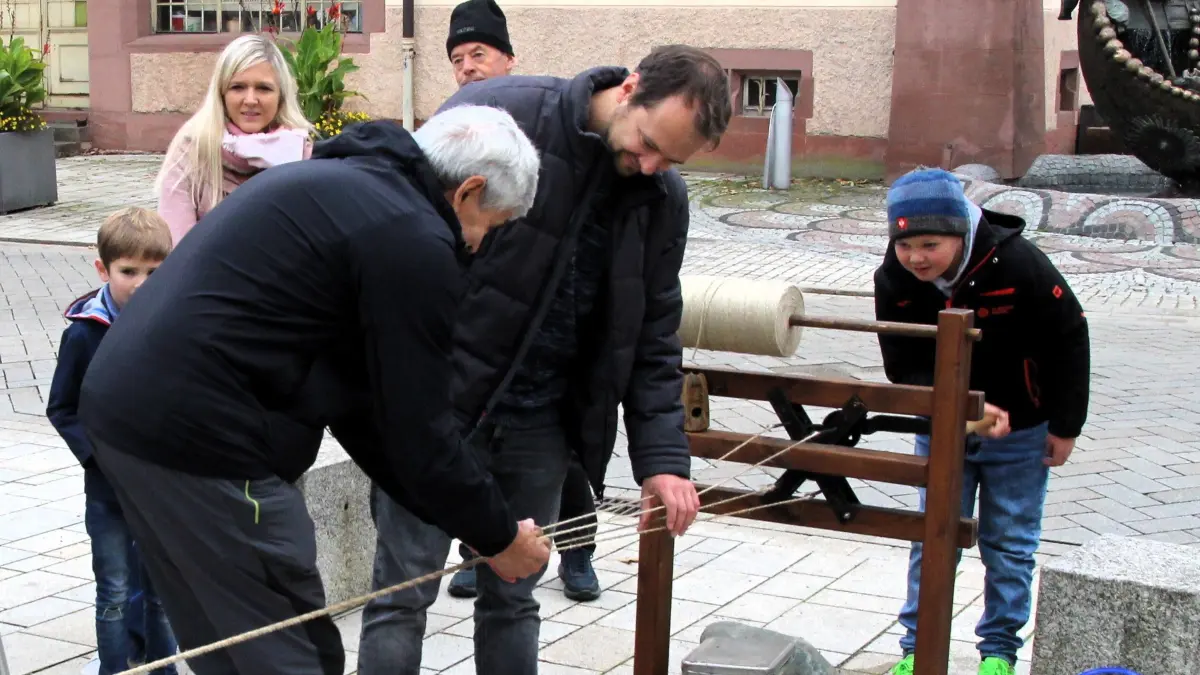 Das Seilmacherhandwerk wurde bei der Kilbig 2025 demonstriert.