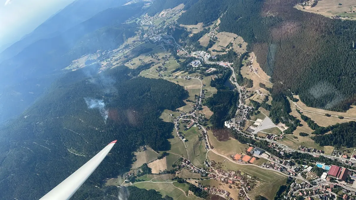 Der Waldbrand war aus der Luft klar zu erkennen.