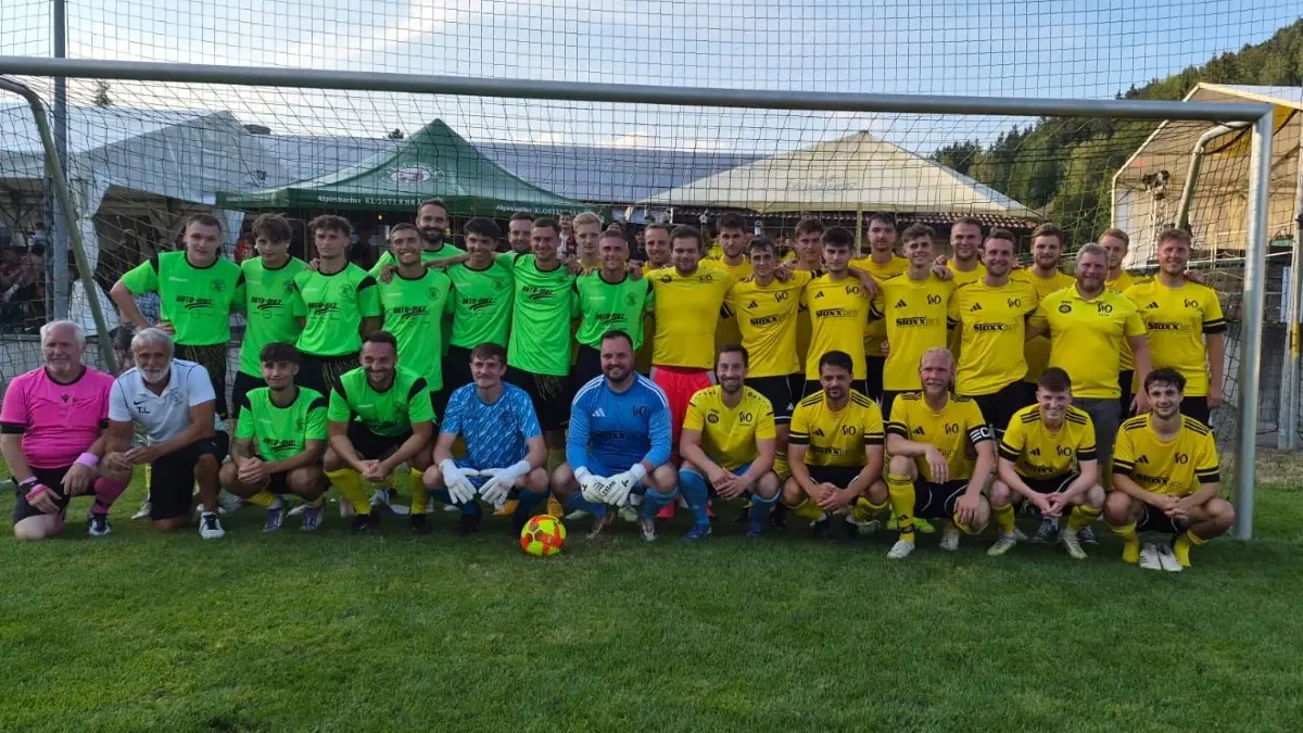 Der SV Glatten (in Grün) siegte gegen den SV Oberiflingen im Finale des Riedwiesencups.