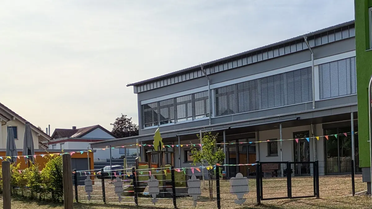 Die Gemeinde Bösingen gibt das Dach der Bösinger Schule für das Solarprojekt der künftigen Bürgerenergiegenossenschaft frei.