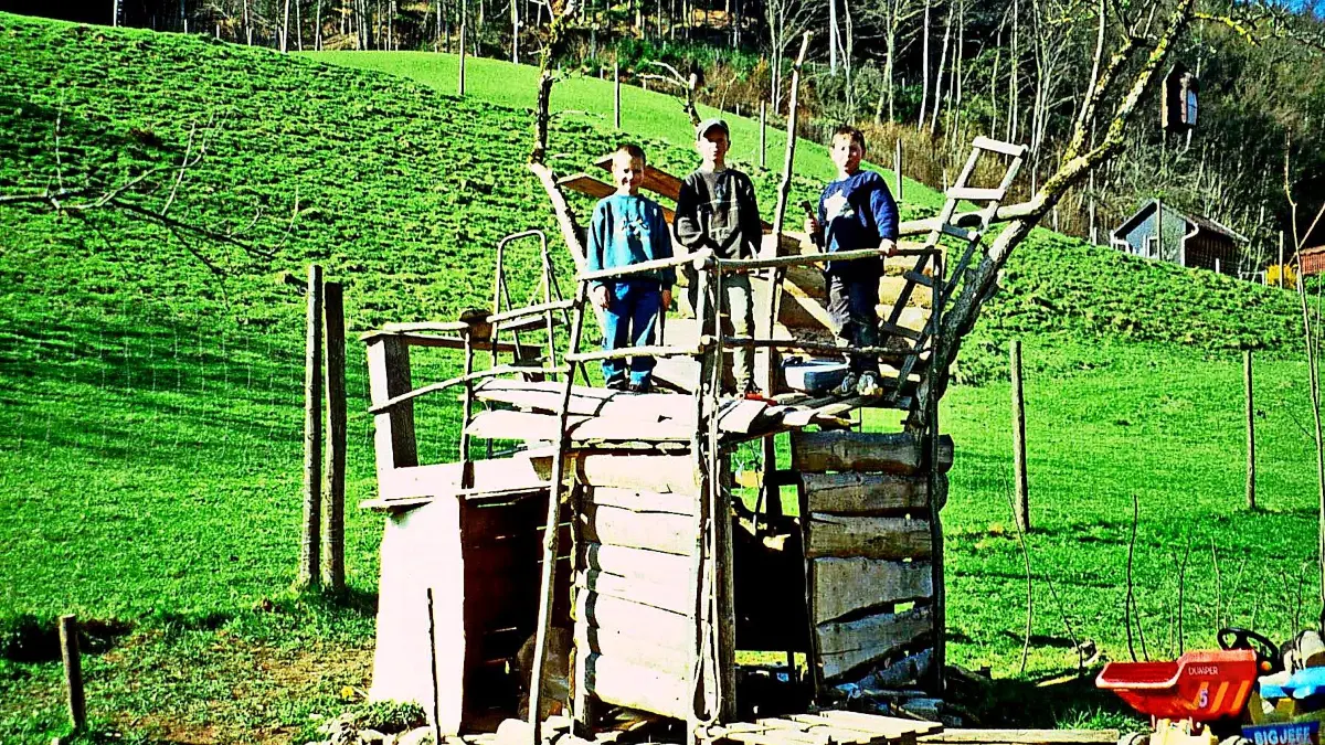 Eine selbst erbaute Hütte in „Geigers“ Garten.