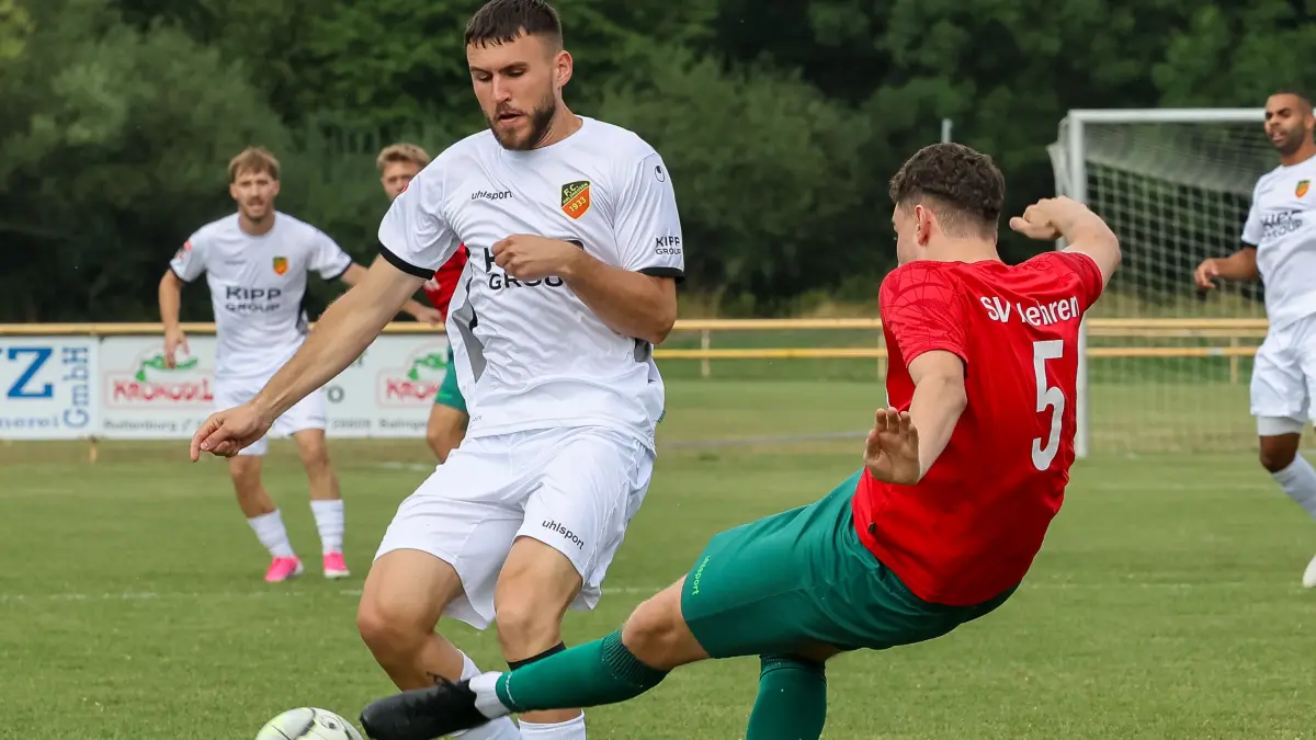 Walter Vegelin – hier im Zweikampf mit Luis Sinz vom SV Nehren – traf bei seinem Pflichtspieldebüt für den FC Holzhausen doppelt.