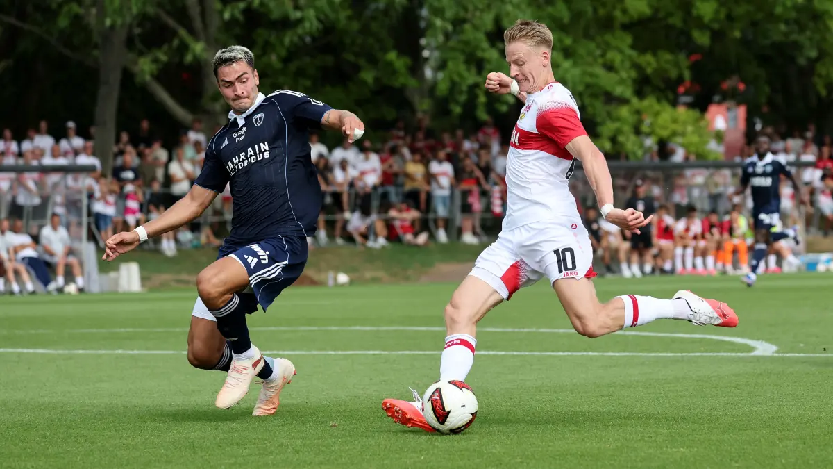 BAU // 2026.08.01, Deutschland, Stuttgart, Fußball VfB Stuttgart vs. Paris FC, v.l. Diego Coppola (Paris), Chris Führich (VfB)