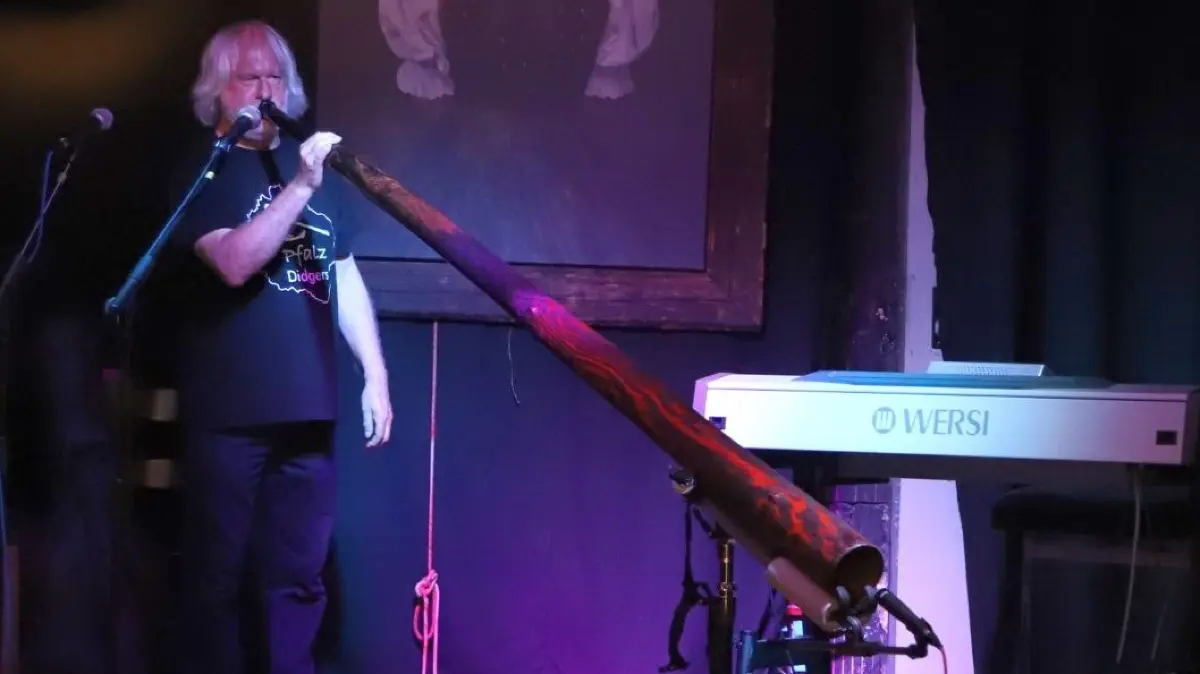Kein Leichtgewicht – ein sehr langes Didgeridoo, dem Bruno Buss sehr tiefe Tonfolgen entlockt.