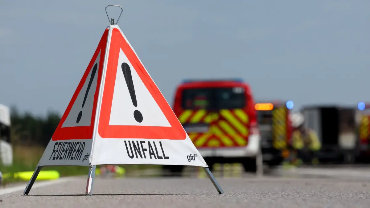 Ein Toter nach Unfall mit zwei Lastwagen: ARCHIV - 17.06.2026, Bayern, Denklingen: Auf der gesperrten Bundesstraße 17 wird auf einen Unfall hingewiesen. Nachdem zwei Lastkraftwagen aus bisher unbekannten Gründen zusammen gestoßen waren, fingen sie Feuer. Ein Fahrer kam dabei ums Leben. (zu dpa: «Achtung Radarfalle: Mehr Tempo-Kontrollen zur Ferienzeit») Foto: Karl-Josef Hildenbrand/dpa +++ dpa-Bildfunk +++