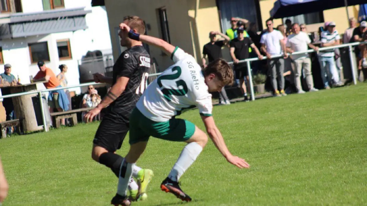 Tizian Schorpp (links) traf zum 1:0 und lieferte mit Riedöschingen einen Pokalkampf über 120 Minuten ab.