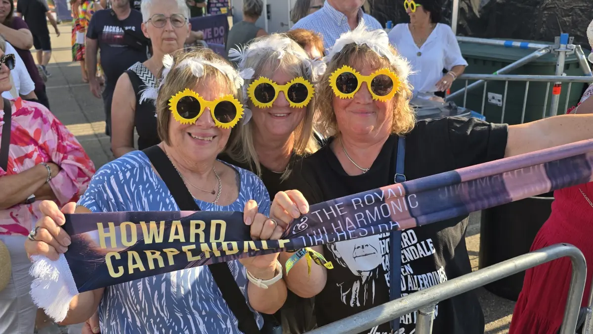 Die Schwestern Doris Scherer (links) und Sigrun Müller vom Bodensee sind "Hardcore"Howie-Fans. In ihre Mitte haben sie ihre Freundin Gabi Kern genommen.