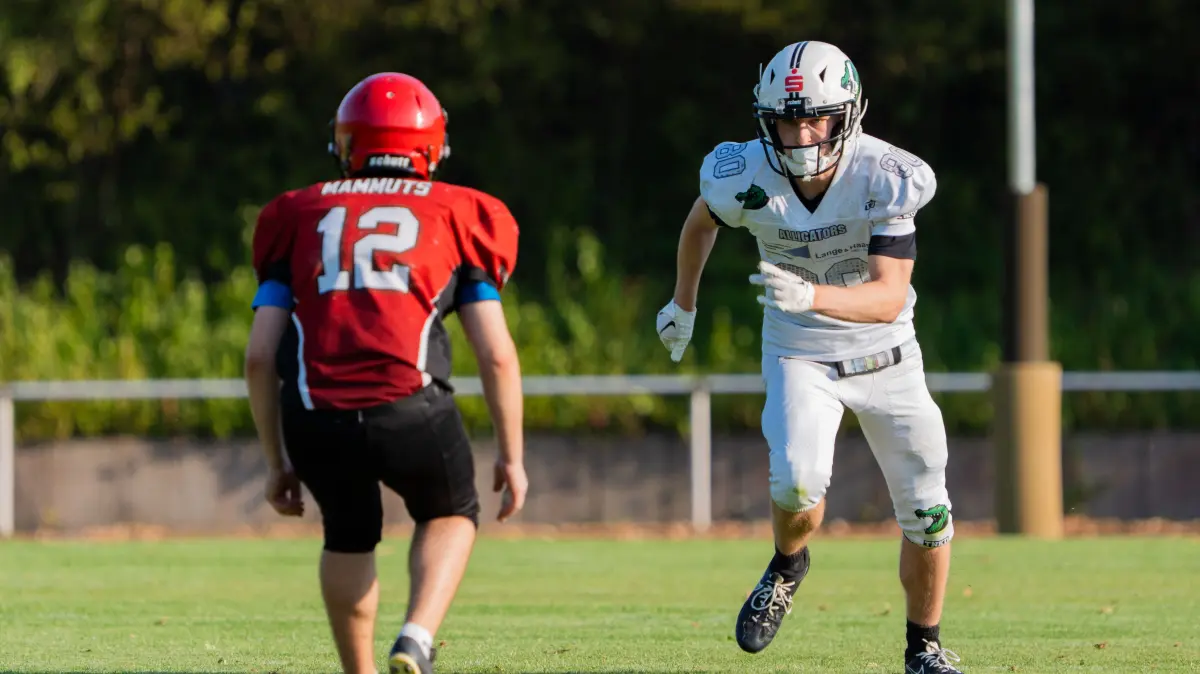 AFC Kuchen Mammuts vs. Albstadt Alligators, American Football, Bezirksliga Baden-Wuerttemberg, Saison 2026, 01.08.2026: Fritz Eisenmann (AFC Kuchen Mammuts, #12) und Maximilian Svabensky (Albstadt Alligators, #80),
AFC Kuchen Mammuts vs. Albstadt Alligators, American Football, Bezirksliga Baden-Wuerttemberg, Saison 2026, 01.08.2026,
Foto: Eibner-Pressefoto/Max Vogel