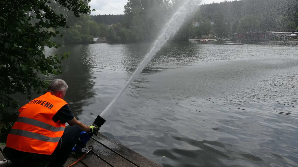 Christoph Kleiner startete am frühen Nachmittag die Aktion am Klosterweiher