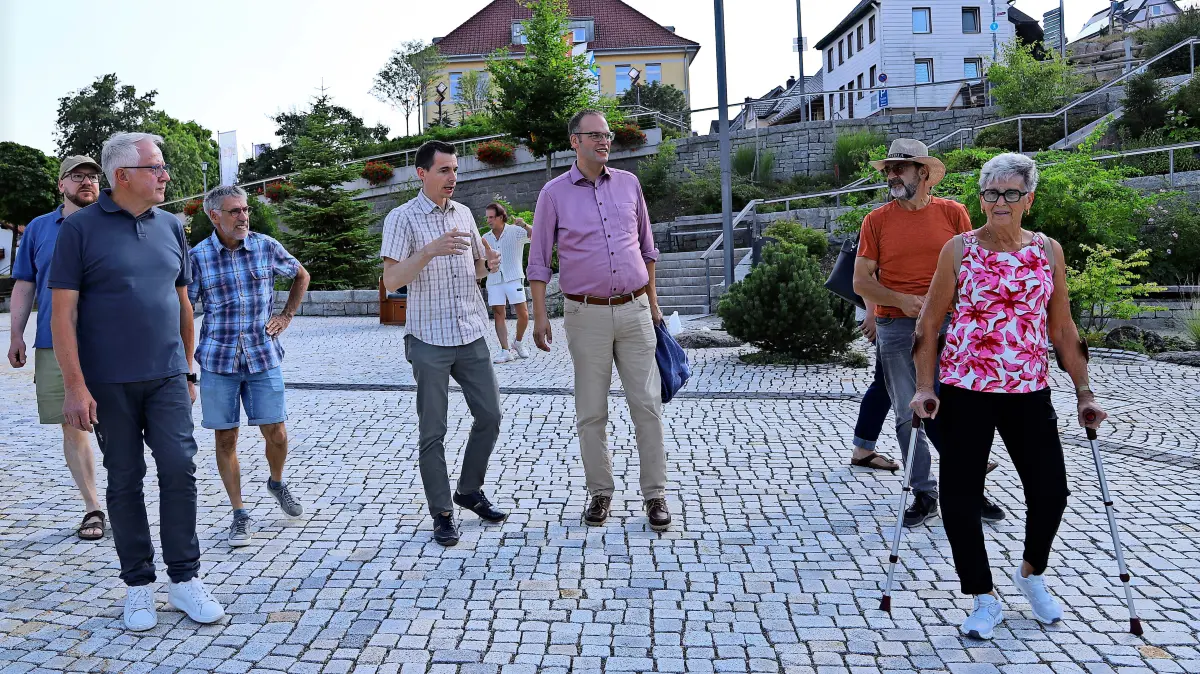 Der CDU-Landtagsabgeordnete Andreas Braun (Bildmitte) mit Bürgermeister Christian Wörpel (links daneben) und den Begleitern (von links) Werner Breig, Clemens Herrmann, Wolfgang Storz, sowie (von rechts) Marliese Walter und Hans-Peter Schwer, stellt bei seinem Besuch in Schönwald fest, dass in den letzten Jahren viele Dinge geschehen waren – unter anderem wurde der schöne Dorfplatz hergerichtet.