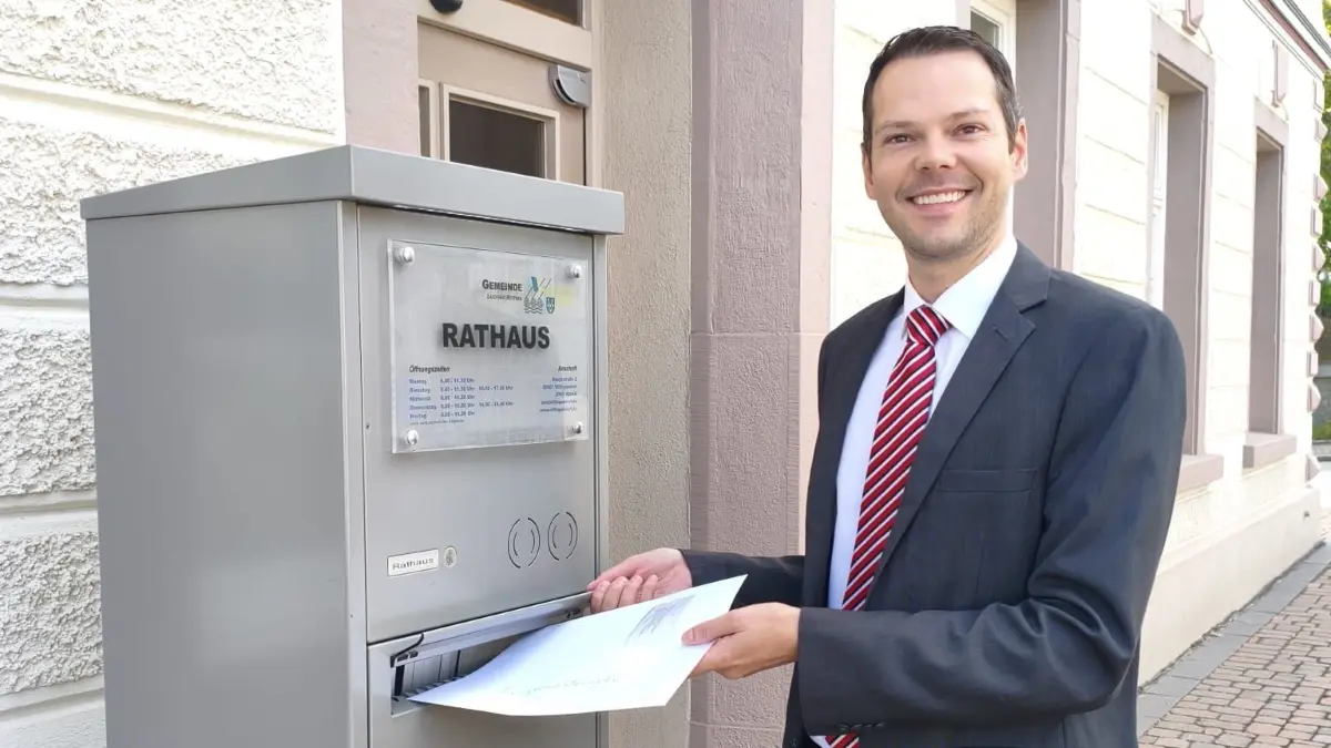 Bürgermeister Marcus Türk reicht seine Bewerbung ein.