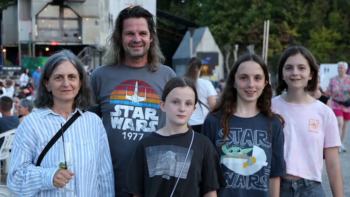 Eine Familie aus Stetten zeigte mit passenden T-Shirts ihre Star-Wars-Leidenschaft beim Kinobesuch in Weil am Rhein.