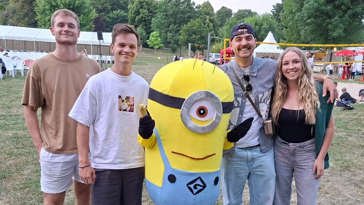 Ein bisschen Extrashow ist immer schön: Beim Freiluftkino mit den gelben Knuddelfiguren war Minion Stuart ins Hechinger Freibad gekommen, und man konnte sich mit ihm fotografieren lassen.