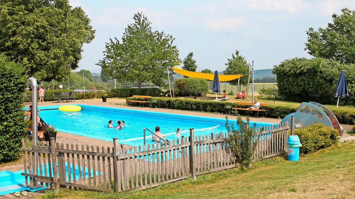 Das Hubertshofener Freibad ist nicht nur Schwimmbad, während der Saison von Juli bis September spielt sich dort ein großer Teil des Dorflebens ab.