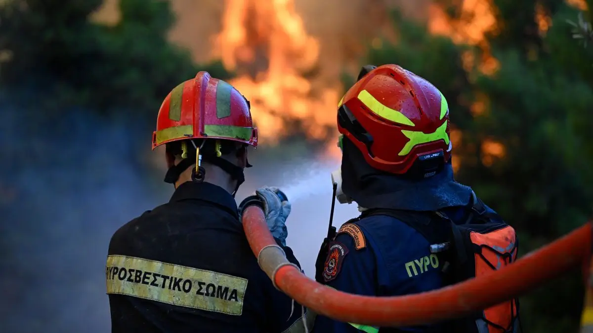 Feuerwehrleute in der Nähe von Porto Germeno im Einsatz.