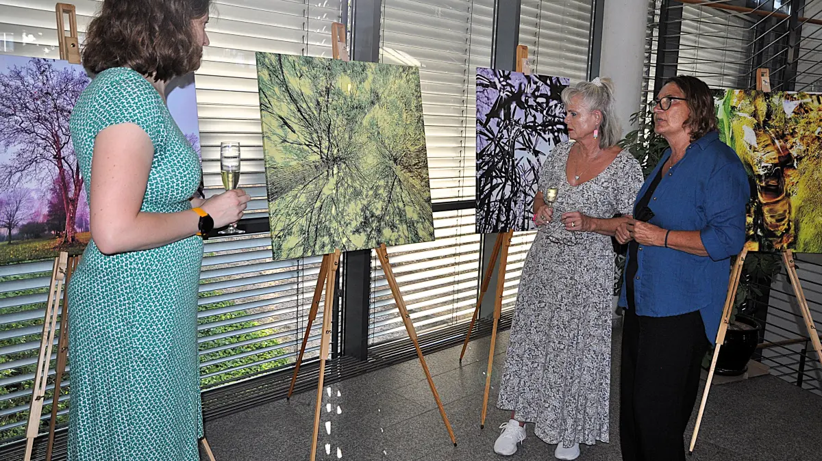 Viel Bewunderung galt den Bildern von Monika Schmid (rechts) mit einer Besucherin. Bei der Ausstellungseröffnung ist auch Bürgermeisterin Carolin Holzmüller dabei gewesen.